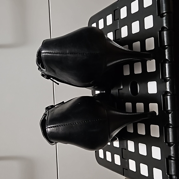 Black boots for the win 🏆 - Picture 4 of 5